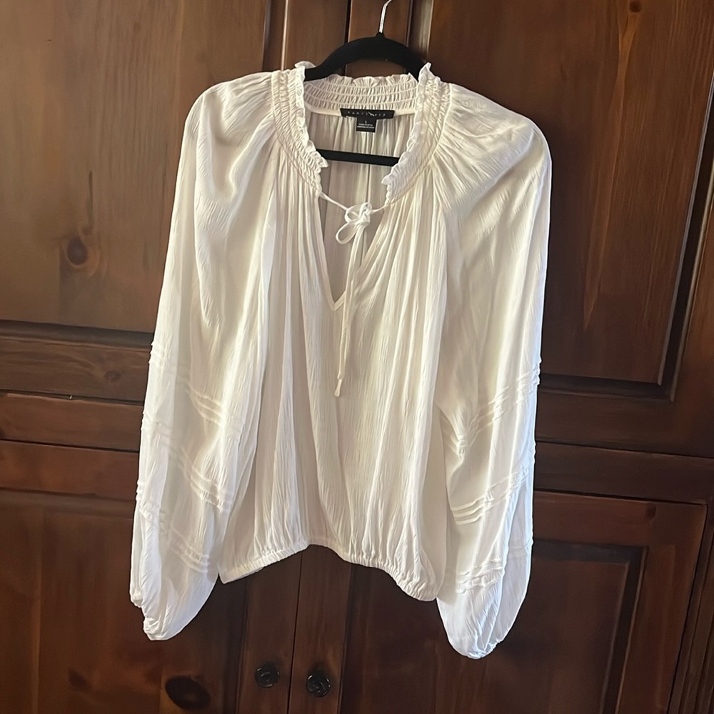 Sanctuary white long sleeved blouse. Elastic waist/wrists. S. Never worn.